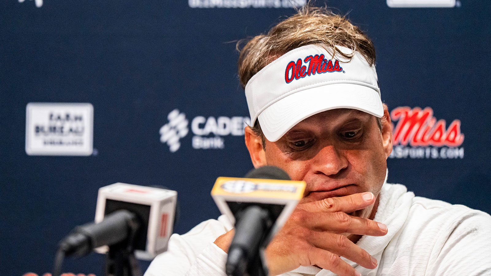 Ole Miss fans boo Lane Kiffin, family as they board plane headed for LSU